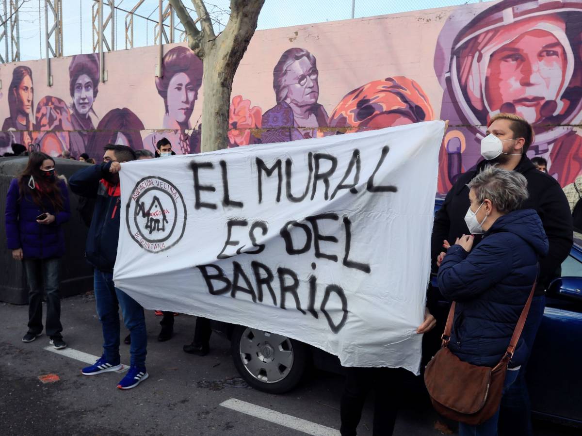 Concentración vecinal contra la destrucción del mural